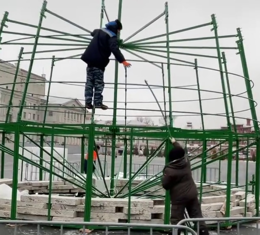 На Театральной площади в Саратове заново устанавливают главную ёлку